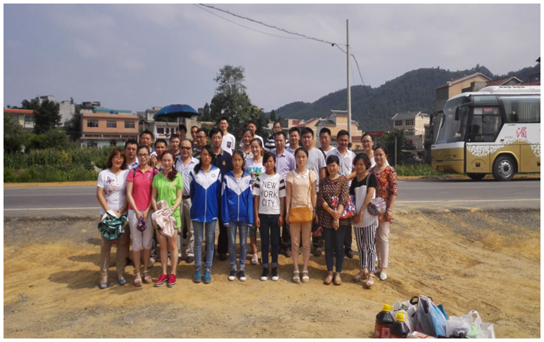 公司在金沙对三名贫困学生进行定点帮扶(图1)