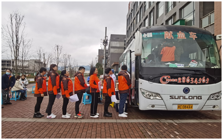 公司员工参加无偿献血活动(图1)